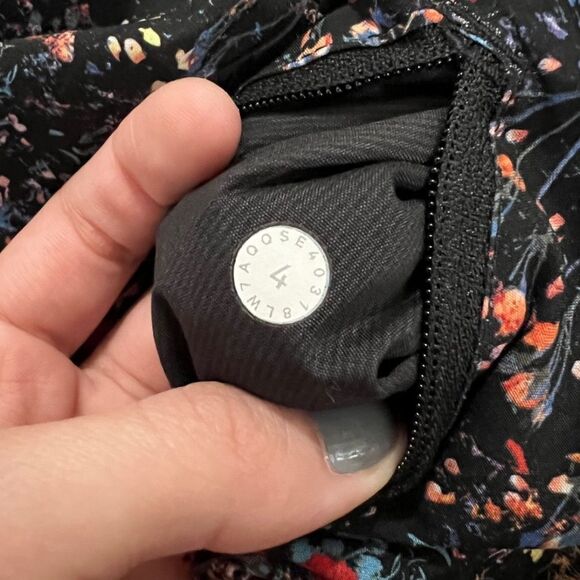 Lululemon Tracker Short V *4" Flowerescent Multi - Picture 3 of 3